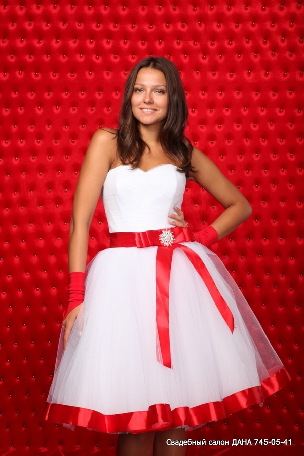 Платье с красным поясом. Свадебное платье с красным поясом. Свадебное платье белое с красным. Свадебное платье с красной лентой. Белое платье с красным поясом.